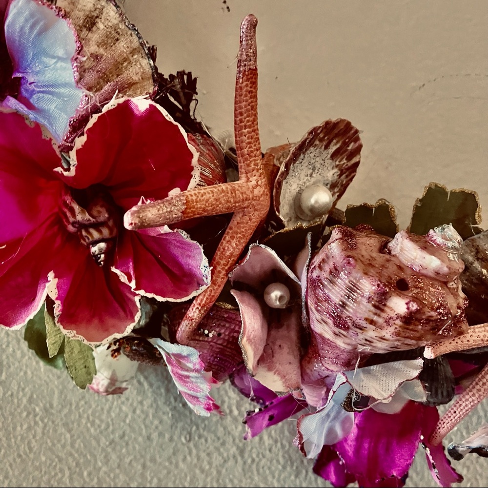 Hand dyed Flowers and seashells grapevine wreath - Picture 5 of 5